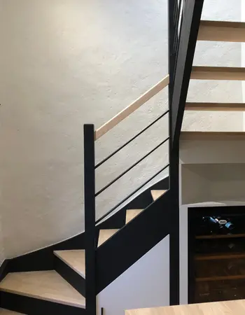 peintures sur meubles sur-mesures dans une cage d'escaliers