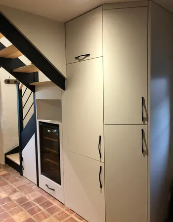 peinture de meubles sur-mesures sous des escaliers