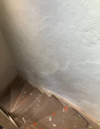 peinture mur ancien dans escaliers