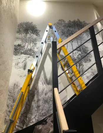 pose papier peint panoramique dans escalier