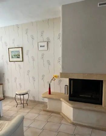 chantier avant la pose du papier peint panoramique dans le salon à coté de la cheminée