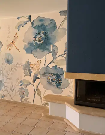 papier peint panoramique dans un salon à coté de la cheminée