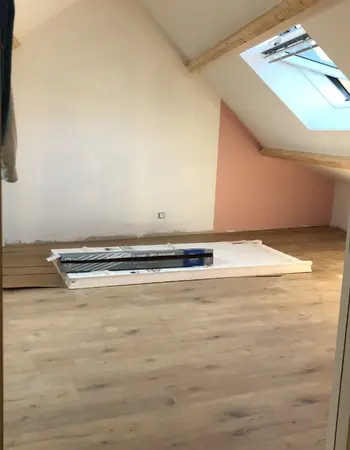 pose parquet dans une chambre à l'étage
