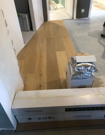 pose parquet dans un couloir