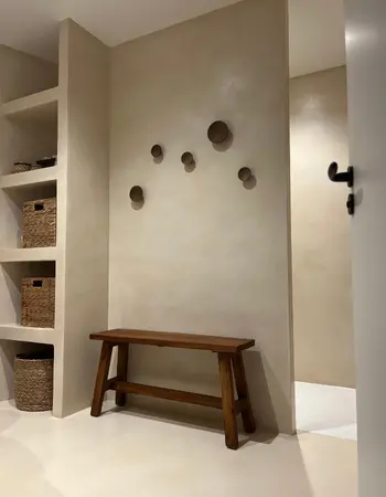 salle de bain minimaliste en béton ciré beige