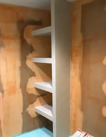 travaux d'une salle de bain en béton ciré