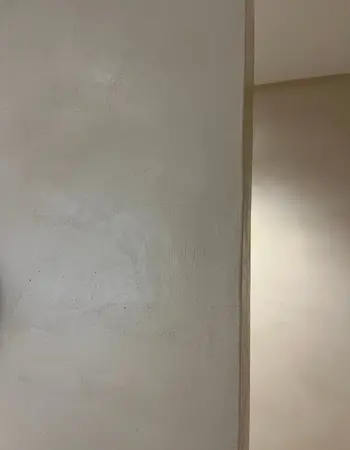 murs salle de bain en béton ciré beige