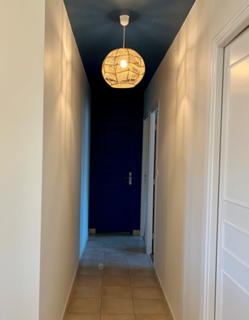 peinture couloir bleu foncé au flond et mur /portes blancs